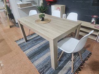 Mesa de comedor con 4 sillas blancas