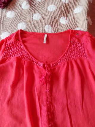 Blusa coral con crochet
