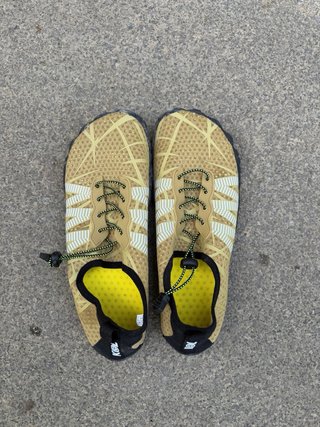 ESCARPINES ACUÁTICOS UNISEX EN MUY BUEN ESTADO