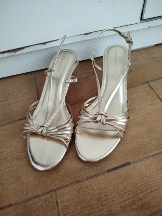 Sandalias tacón doradas Stradivarius