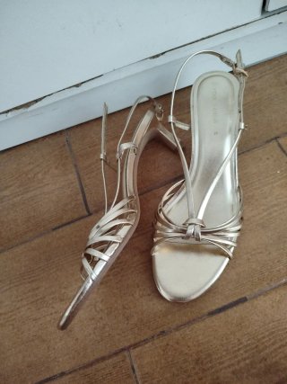 Sandalias tacón doradas Stradivarius