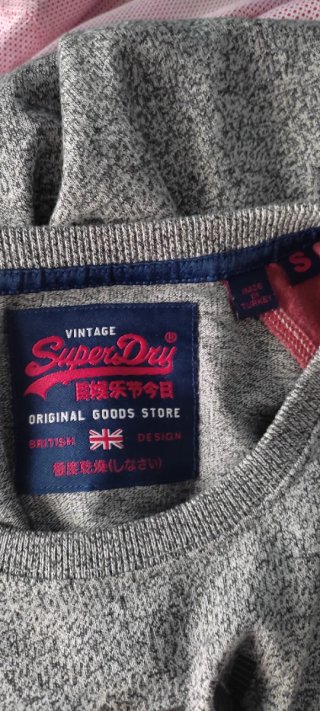 Camiseta Superdry chico gris y rojo