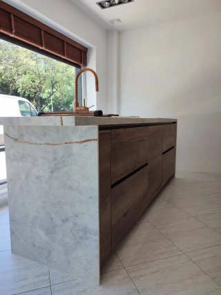 Cocina con encimeras y electrodomésticos
