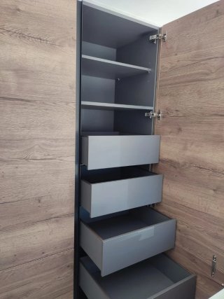 Cocina con encimeras y electrodomésticos