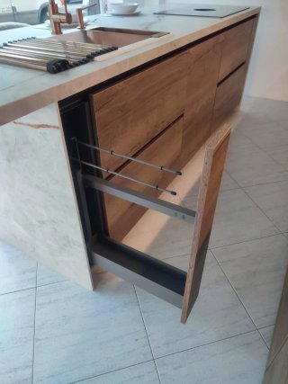 Cocina con encimeras y electrodomésticos