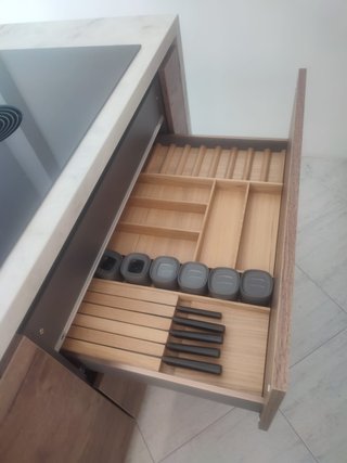 Cocina con encimeras y electrodomésticos