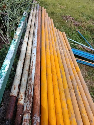 Andamios metálicos amarillos