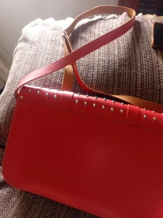 Bolso rojo con tachuelas
