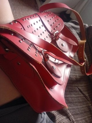 Bolso rojo con tachuelas