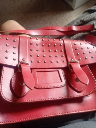 Bolso rojo con tachuelas