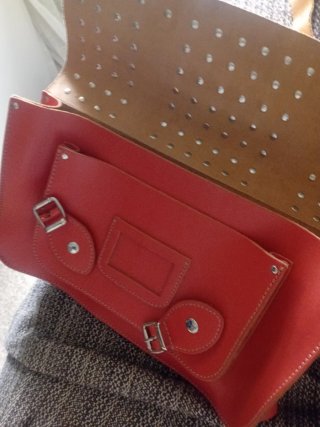 Bolso rojo con tachuelas