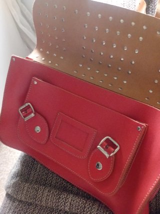 Bolso rojo con tachuelas
