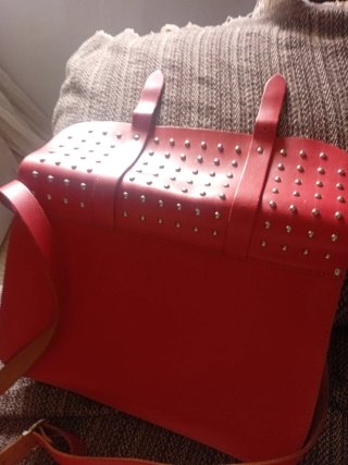 Bolso rojo con tachuelas
