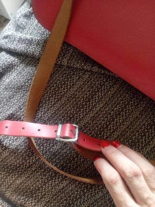Bolso rojo con tachuelas