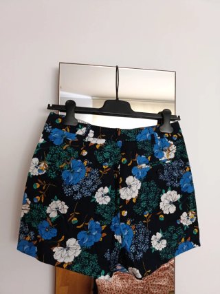 Pantalón corto Sfera estampado floral T.38