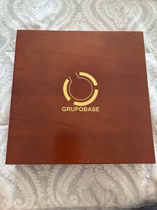 Juego de cartas GRUPOBASE en caja de madera
