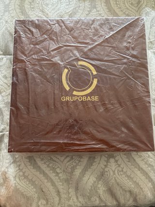 Juego de cartas GRUPOBASE en caja de madera