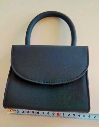 Borsetta Max Factor nera con dettagli oro