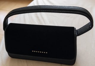 Bolso de fiesta negro con cadena dorada