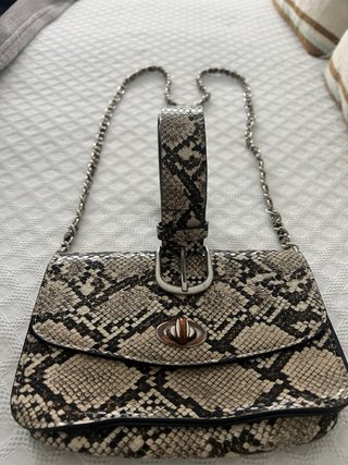 Bolso y cinturón estampado serpiente