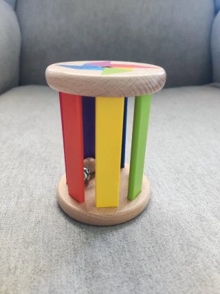 Cilindro de madera con cascabeles