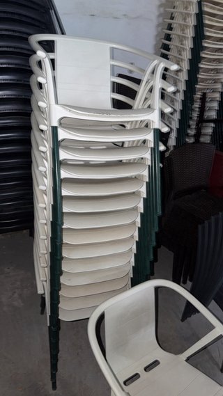 60 Sillas de Terraza Blancas de Plástico a 12€ cad