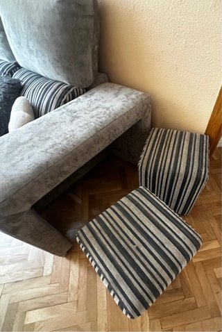 Sofá modular gris con banquetas