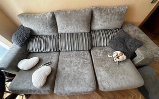 Sofá modular gris con banquetas