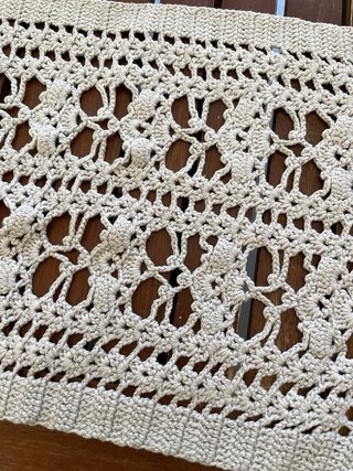 Camino de mesa crochet flecos