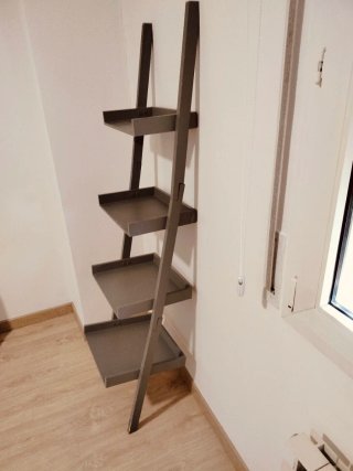 Estanteria d'escalera gris de fusta