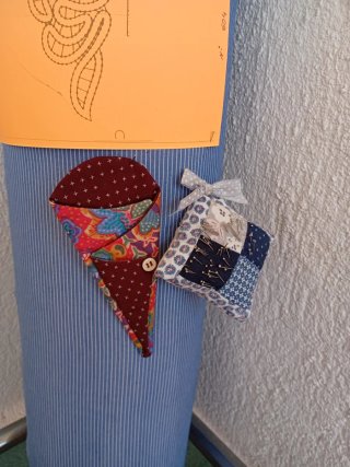 Cojín bolillero con bolillos y patrón de encaje