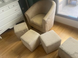 Poltrona beige in tessuto + 4 pouf
