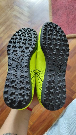 Botines de fútbol Puma verde y negro