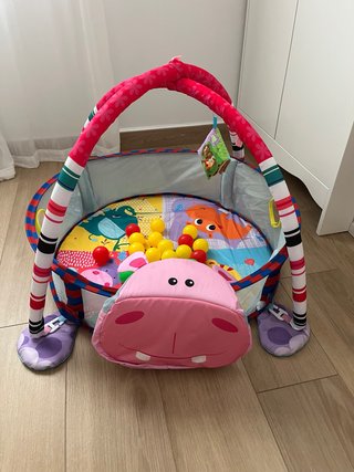 Parque de bolas infantil con pelotas