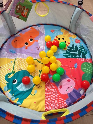 Parque de bolas infantil con pelotas