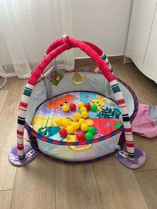 Parque de bolas infantil con pelotas