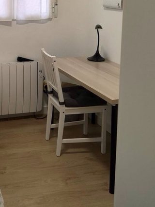 Mesa de escritorio de madera y metal