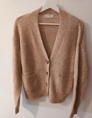 Due giacche in maglia, beige e grigia