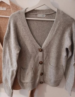 Due giacche in maglia, beige e grigia
