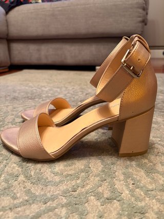 Sandalia tacón dorado
