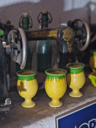 Máquina de coser antigua + botellas