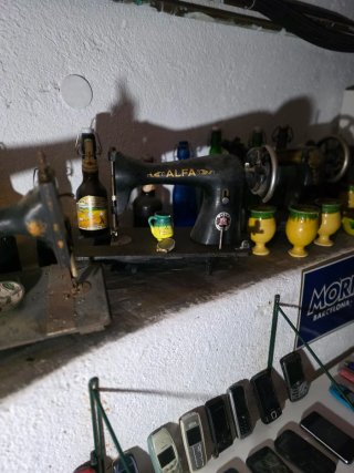 Máquina de coser antigua + botellas