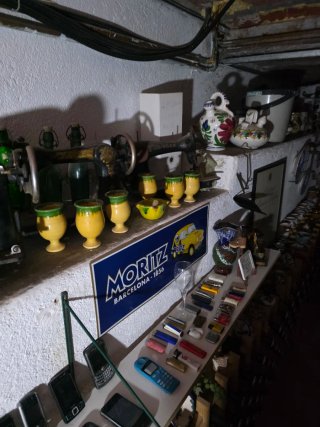 Máquina de coser antigua + botellas
