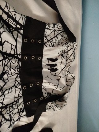 Vestido con cuervos y cinturón negro