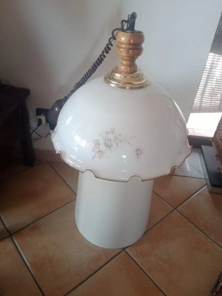 Lampadario in vetro con dettagli floreali