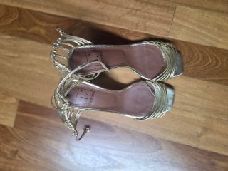 Sandalias doradas atadas