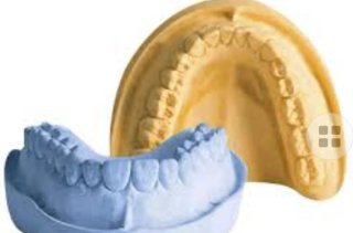 Prótesis dental superior e inferior  solo.