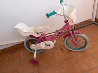 Bicicleta infantil rosa con cesta y sillita
