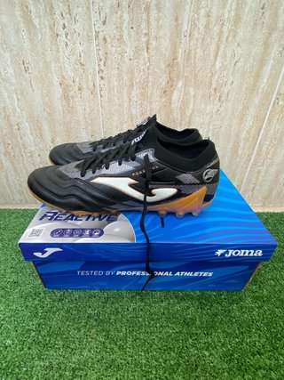 Botas de fútbol Joma negras y doradas