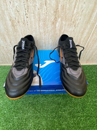 Botas de fútbol Joma negras y doradas